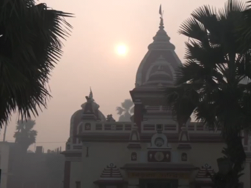 अयोध्या में नए साल 2026 का पहला सूर्योदय देखा गया। इस दौरान कड़ाके की ठंड रिकॉर्ड की गई।