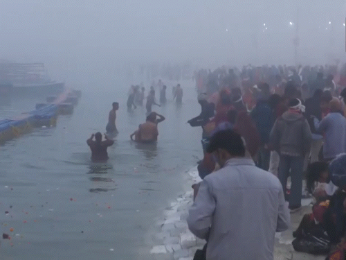 प्रयागराज में नए साल 2026 के पहले दिन कड़ाके की ठंड के बीच श्रद्धालुओं ने संगम में पवित्र स्नान किया।