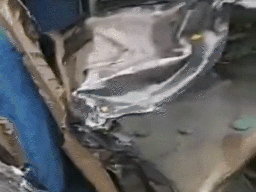 कुल्लू में बुरी तरह क्षतिग्रस्त गाड़ी।