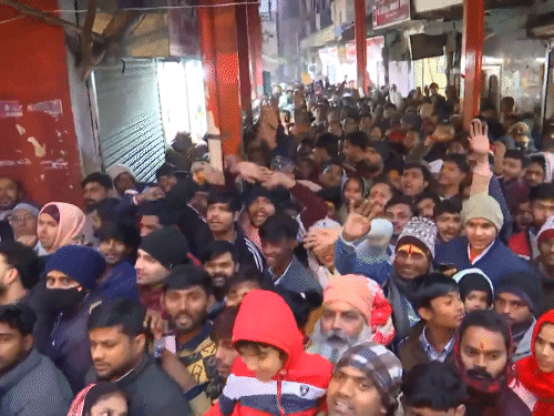 मथुरा-वृंदावन में बांके-बिहारी मंदिर में जाने के लिए उमड़ी भक्तों की भीड़।