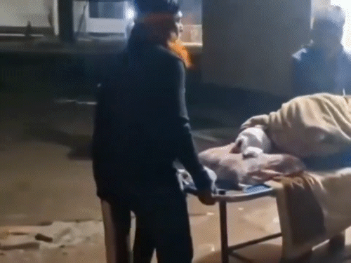 आगीत भाजल्यानंतर खोकोन दास यांना गंभीर अवस्थेत रुग्णालयात दाखल करण्यात आले.