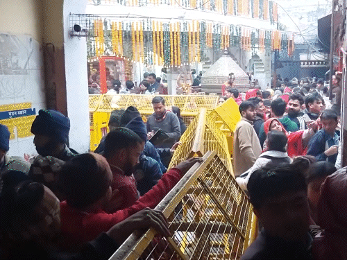 तस्वीर दिल्ली के कालकाजी मंदिर की है। यहां गुरुवार सुबह से लोग दर्शन के लिए पहुंचे।