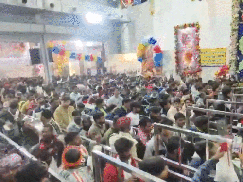 राजस्थान के सीकर में खाटूश्यामजी मंदिर में लाखों लोग दर्शन करने पहुंचे हैं।