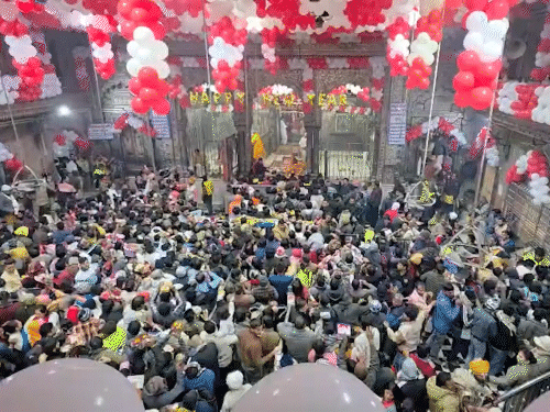 यूपी के मथुरा में बांके-बिहारी मंदिर में भक्तों की भीड़।