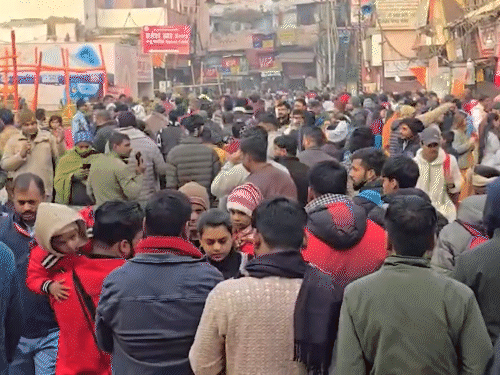 उत्तर प्रदेश के बनारस में काशी विश्वनाथ मंदिर के बाहर मौजूद भीड़।