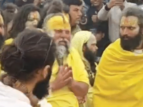 वृंदावन में संत प्रेमानंद महाराज ने न्यू ईयर पर यमुना किनारे सौभरि वन में भक्तों को दिए दर्शन।