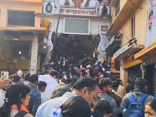 अयोध्या मं हनुमानगढ़ी में भक्तों का सैलाब उमड़ा। दर्शन के लिए 2 KM लंबी लाइनें लगी हैं।