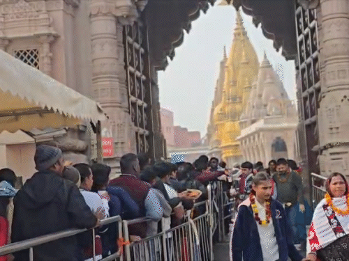 काशी विश्वनाथ में सुबह से ही बाबा का आशीर्वाद पाने के लिए भक्तों की लंबी लाइन लगी रही।