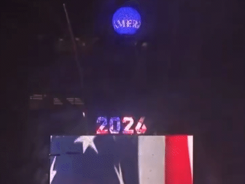 न्यूयॉर्क टाइम्स स्क्वायर में &lsquo;बॉल ड्रॉप&rsquo; के साथ नए साल का आगाज किया गया। अमेरिका इस साल अपनी आजादी के 250 साल पूरे करेगा।