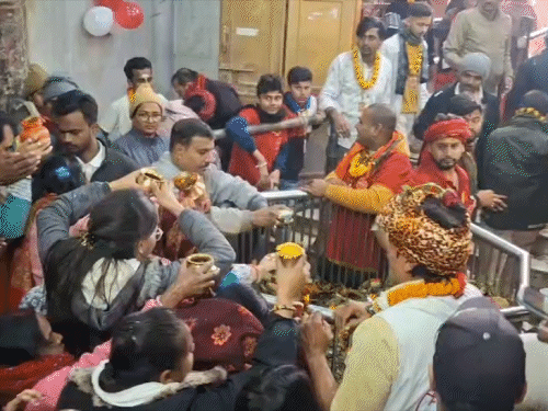 मंदिर के अंदर श्रद्धालुओं ने पहुंचकर बाबा गरीबनाथ को जलार्पण किया और सुख समृद्धि की कामना की।