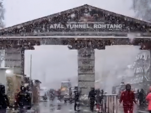 अटल टनल रोहतांग में ताजा बर्फबारी।
