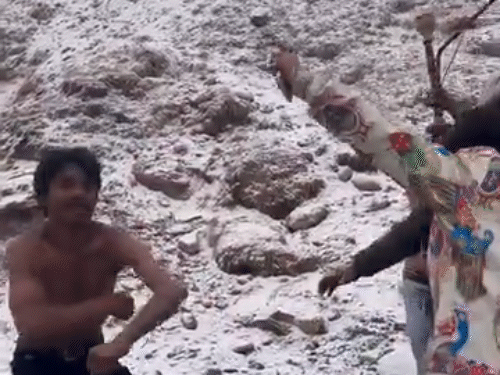 रोहतांग में बर्फ के बीच मस्ती करते टूरिस्ट।