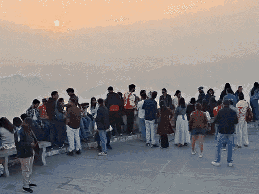 टूरिस्ट ने उदयपुर शहर में 3 हजार फीट की उंचाई पर बने सज्जनगढ़ फोर्ट के सनसेट प्वाइंट पर 2025 को अलविदा कहा।