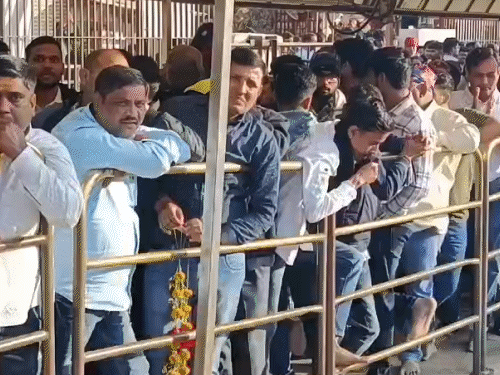 गुजरात में भगवान श्रीकृष्ण की नगरी द्वारका मंदिर में भक्तों की भीड़।