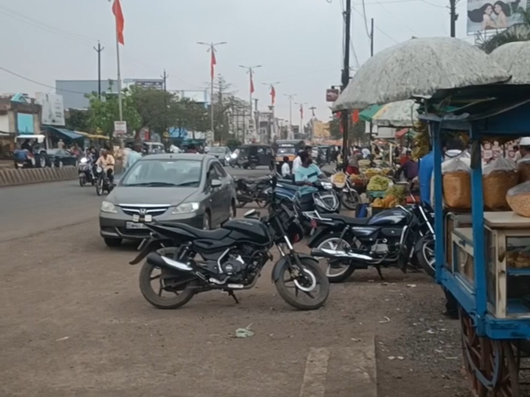 हाईवे पर कब्जा जमाकर कर रहे व्यापार।