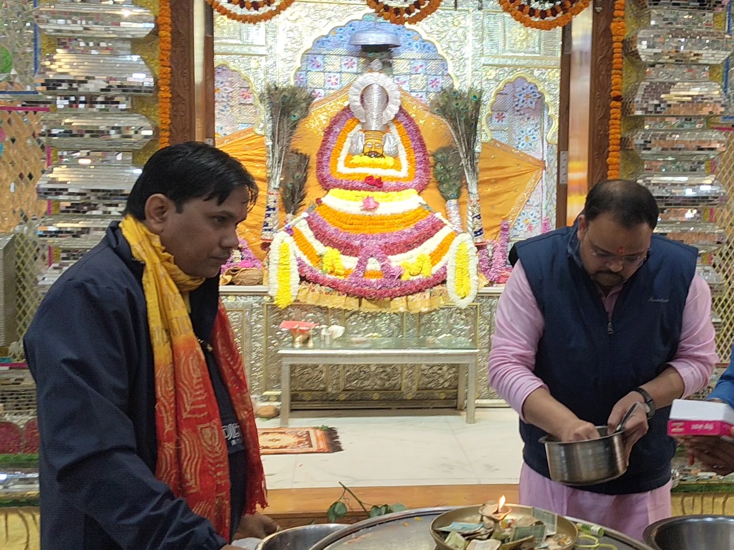 नए साल के पहले दिन मंदिरों में श्रद्धालुओं का तांता:  मनेंद्रगढ़ के खाटू श्याम मंदिर में उमड़ा जनसैलाब, भक्तों ने बाबा से लिया आशीर्वाद – Manendragarh-Chirmiri-Bharatpur News