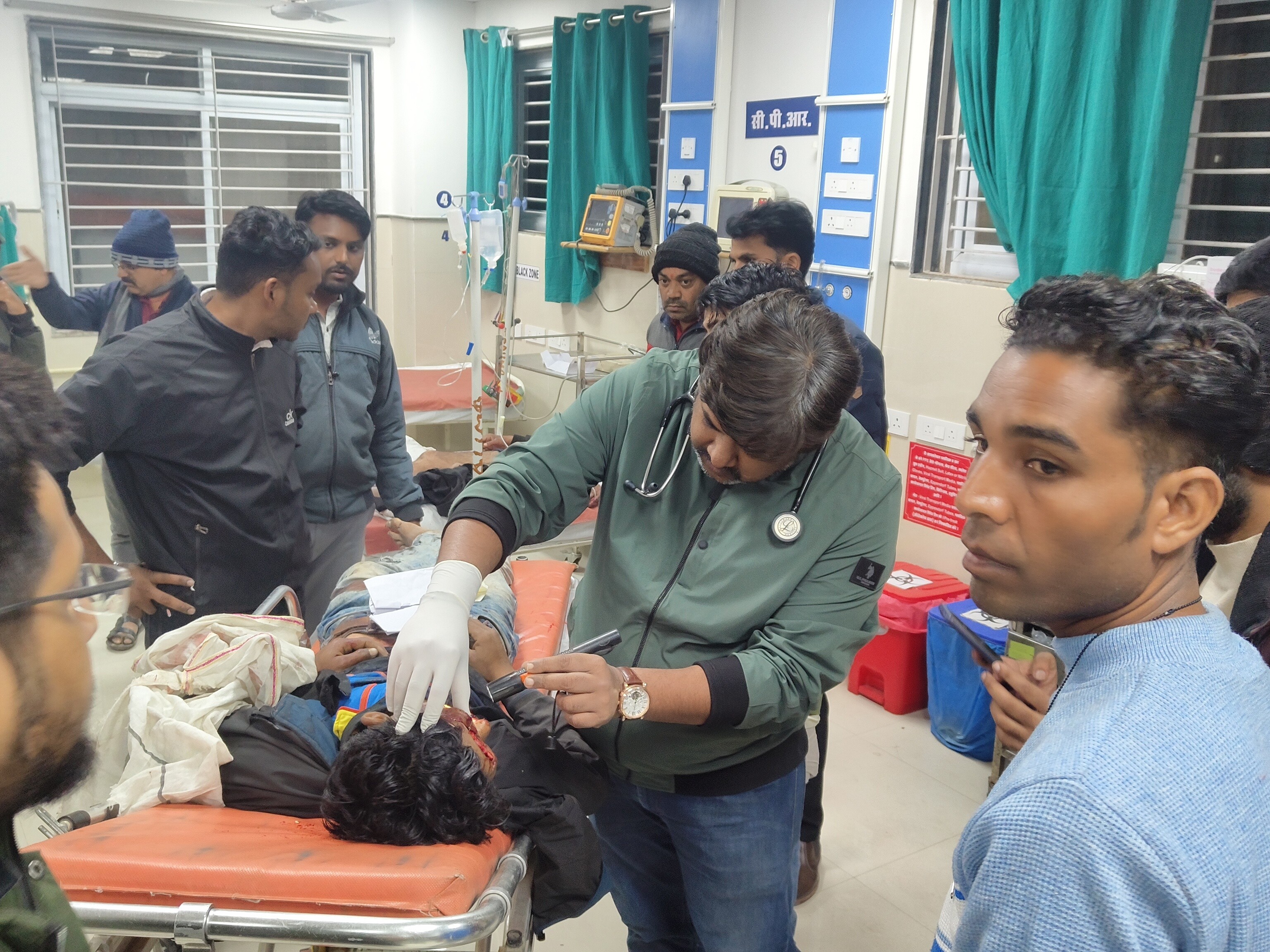 डॉक्टर ने जांच कर दो लोगों की मौत की पुष्टि की है।