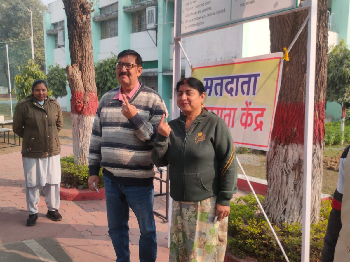 मतदान के बाद सेल्फी लेते मतदाता।