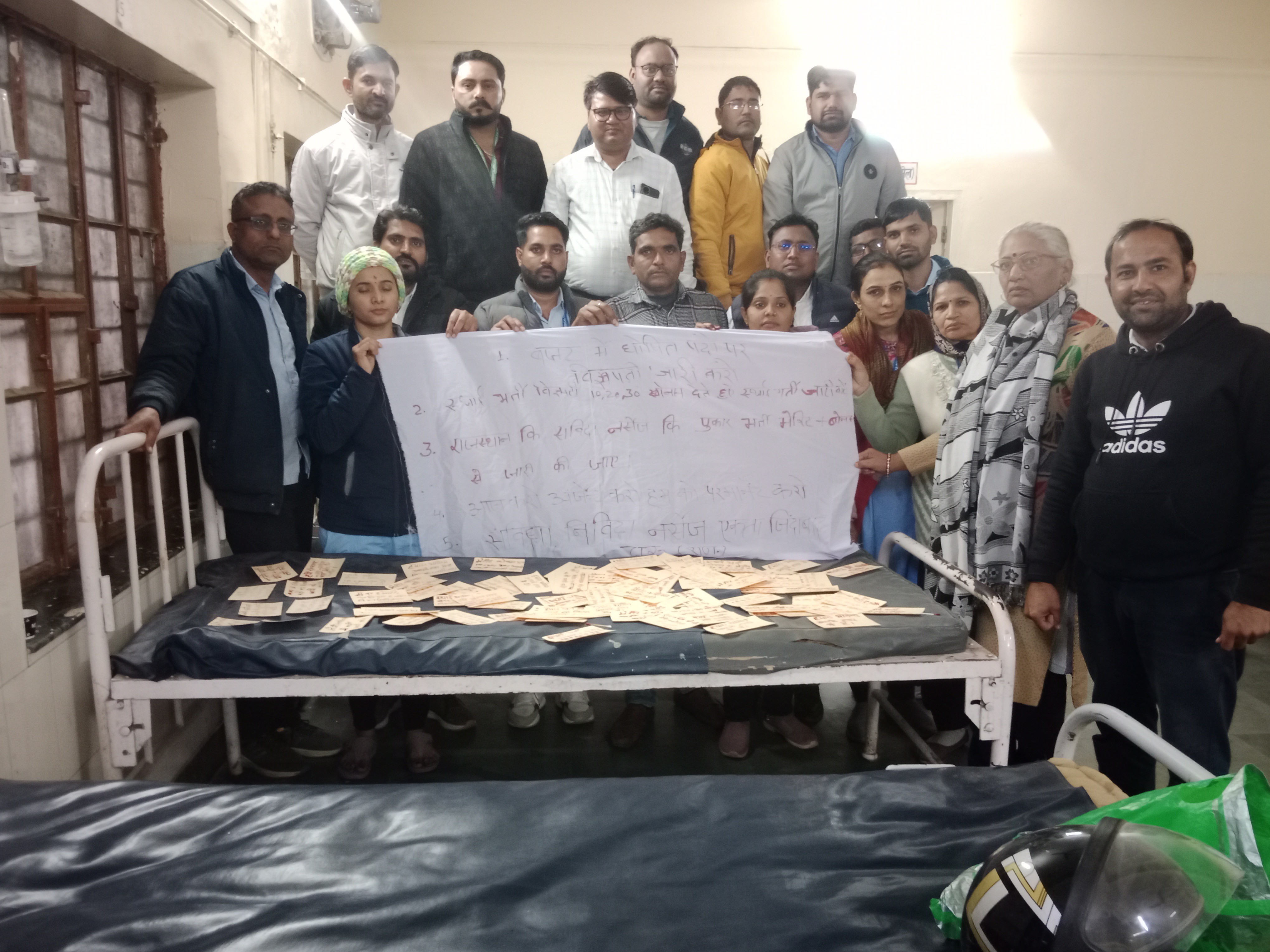 नर्सिंग अधिकारियों ने खून से पोस्टकार्ड और बैनर लिखकर सीएम और चिकित्सा मंत्री को भेजे।