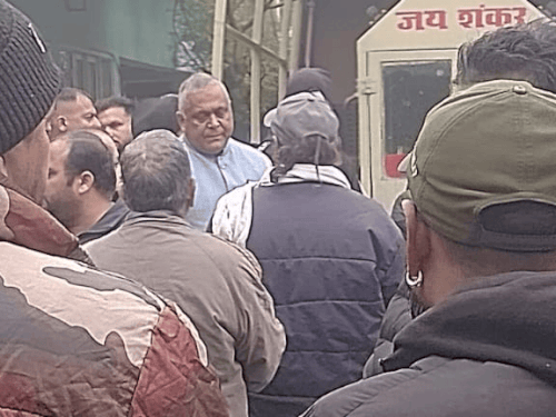 बेटी की मौत के बाद शिवसेना नेता के घर शोक जताने पहुंचे भाजपा नेता केडी भंडारी व अन्य।