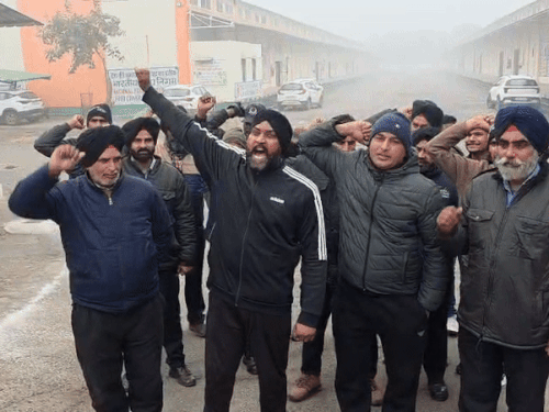 कुरुक्षेत्र में रिटायर्ड आर्मी जवानों को नौकरी से हटाया:  FCI गोदाम पर हंगामा, नए गार्डों को ड्यूटी से रोका, रिटायर कर्नल पर रिश्वत के आरोप – Kurukshetra News