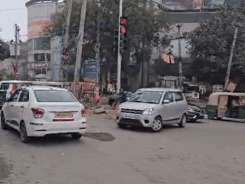 गुरुग्राम के इसी सेक्टर 4/7 चौक पर पुलिस कर्मियों ने विधायक मुकेश शर्मा के काफिले में शामिल पायलट गाड़ी को टक्कर मारी गई थी।