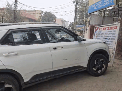 न्यू कॉलोनी थाने के बाहर खड़ी VIP पायलट स्कॉर्पियो को टक्कर मारने वाली वेन्यू कार।