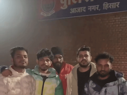 मासूम शर्मा के खिलाफ आजाद नगर थाने में शिकायत देने पहुंचे फैंस।