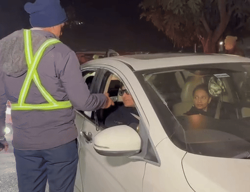 पंचकूला में ड्रिंक एंड ड्राइव जांच करते हुए पुलिसकर्मी।