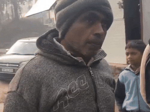 घटना के बारे में जानकारी देते चश्मदीद।