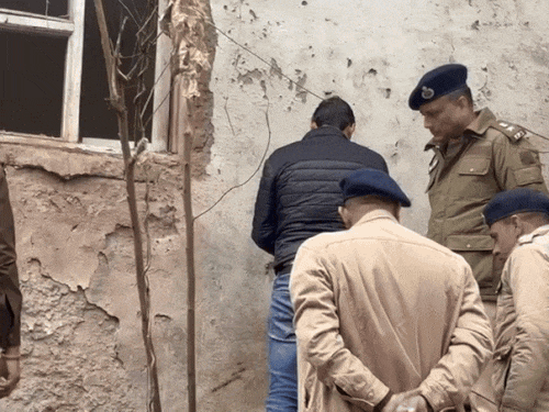 नालागढ़ पुलिस स्टेशन के बाहर धमाके के बाद जांच करती पुलिस की टीम। - Dainik Bhaskar