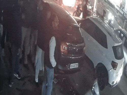 सेक्टर 4/7 चौक पर पायलट गाड़ी में टक्कर लगने के बाद मामले की की जानकारी लेने जाते विधायक मुकेश शर्मा (सफेद कुर्ता-पायजामा और ब्लैक जैकेट पहने हुए)