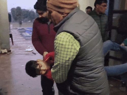 कमरे से युवक के शव को निकाले फार्म हाउस कर्मी और पुलिस टीम।