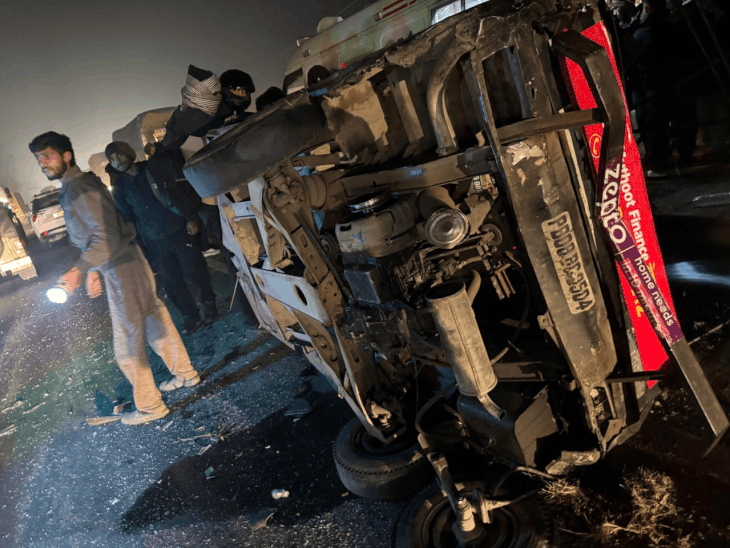 एक्सीडेंट में क्षतिग्रस्त एक अन्य वाहन।