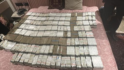 ईडी ने इंद्रजीत के ठिकानों से बरामद किया था कैस।