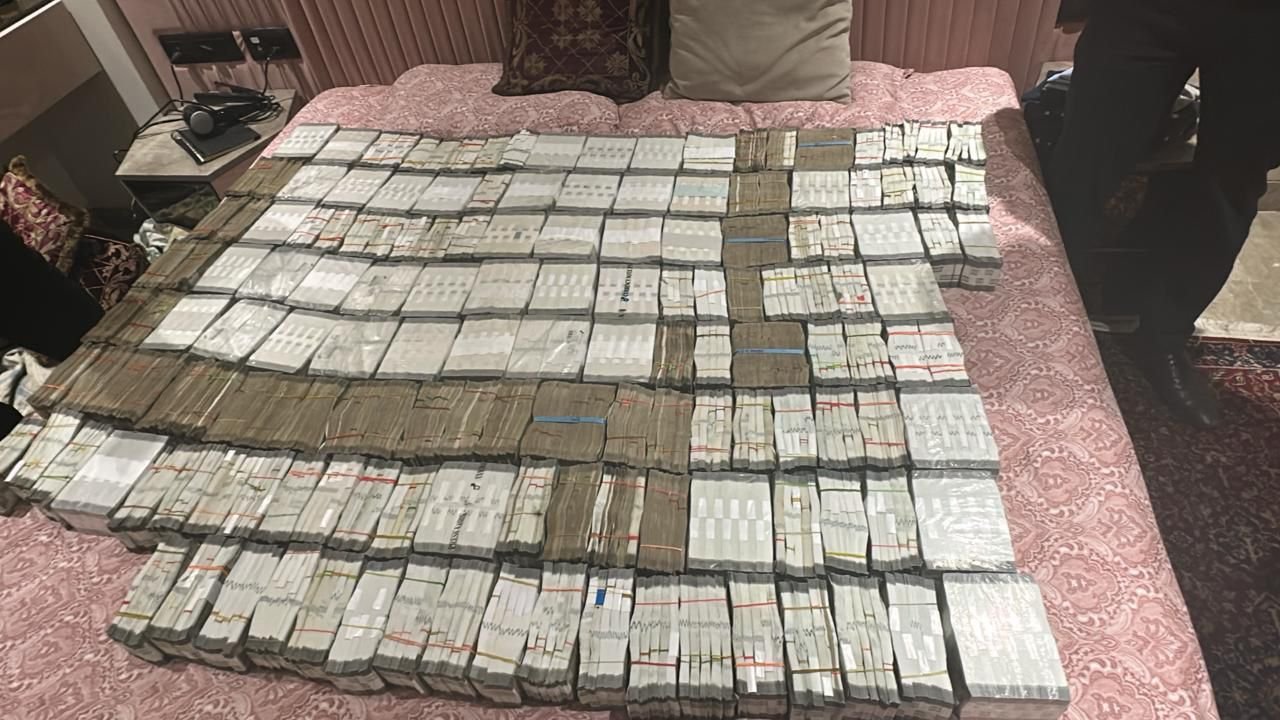 ईडी ने इंद्रजीत के ठिकानों से बरामद किया था कैस।