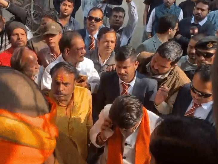 गंदे पानी से प्रभावित परिवारों और मृतकों के परिजन के बीच मंत्री विजयवर्गीय बातचीत करने उतरे। यहां लोगों में गुस्सा दिखा।