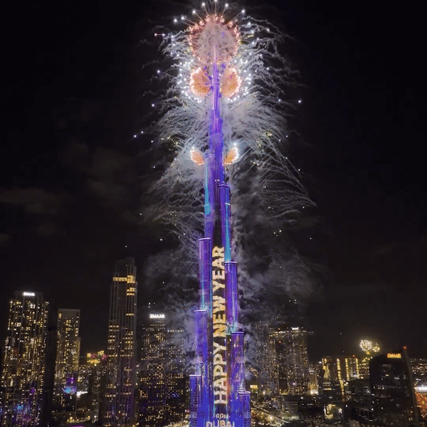 नए साल के मौके पर बुर्ज खलीफा पर लेजर लाइटिंग और आतिशबाजी की फुटेज।