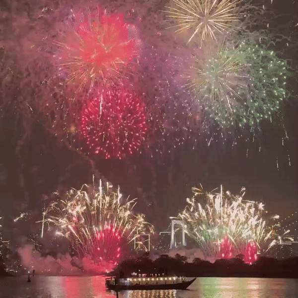 जापान ने टोक्यो खाड़ी में आतिशबाजी के साथ 2026 का जश्न मनाया।