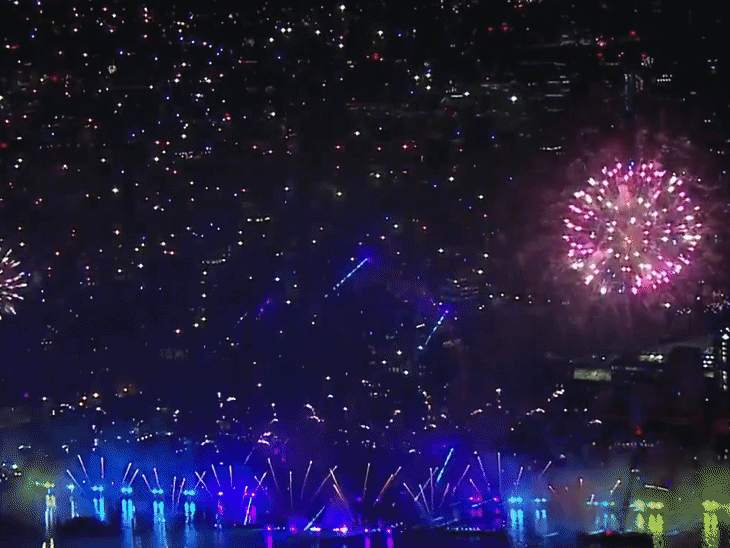 ब्रिटेन में टेम्स नदी के किनारे मौजूद लंदन आई पर शानदार आतिशबाजी कर नए साल का स्वागत किया गया।