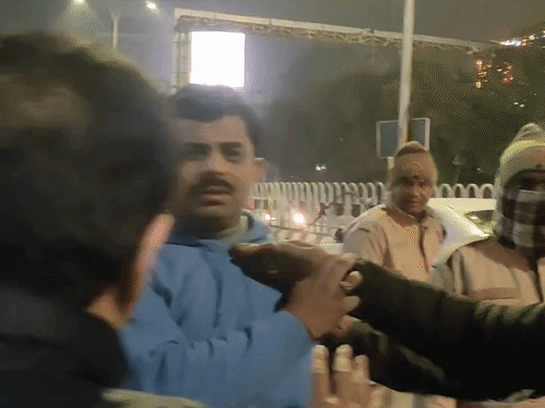 दरोगा बुरी तरह नशे में था। वह पुलिसवालों की बात मानने को तैयार नहीं था।