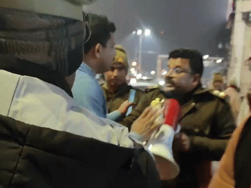 दरोगा बैरिकेडिंग के बावजूद वहां से निकलना चाहता था। पुलिस से बहस के बाद मौके पर भारी भीड़ जमा हो गई।