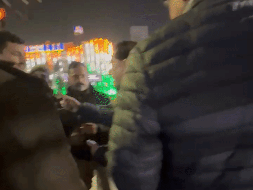 दरोगा डीसीपी को हाथ जोड़ने लगा। डीसीपी ने डांट लगाते हुए उसे कोतवाली ले जाने को कहा।