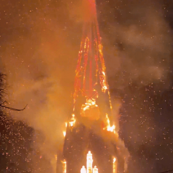 नीदरलैंड्स में नए साल के जश्न के दौरान वोंडेल चर्च में आग लग गई, जिससे 154 साल पुराना चर्च टावर पूरी तरह ढह गया।