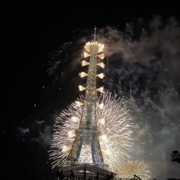 पेरिस में एफिल टावर पर नए साल के स्वागत में हुई आतिशबाजी की तस्वीर।