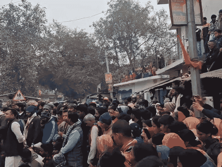 निशांत के गांव के लोगों ने शव सड़क पर रखकर प्रदर्शन किया।