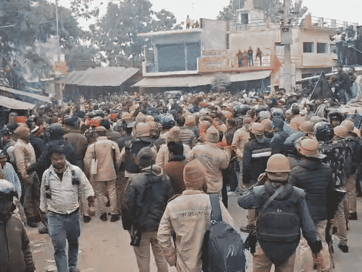 तनाव को देखते हुए मौके पर 5 थानों का फोर्स और पीएसी तैनात है।