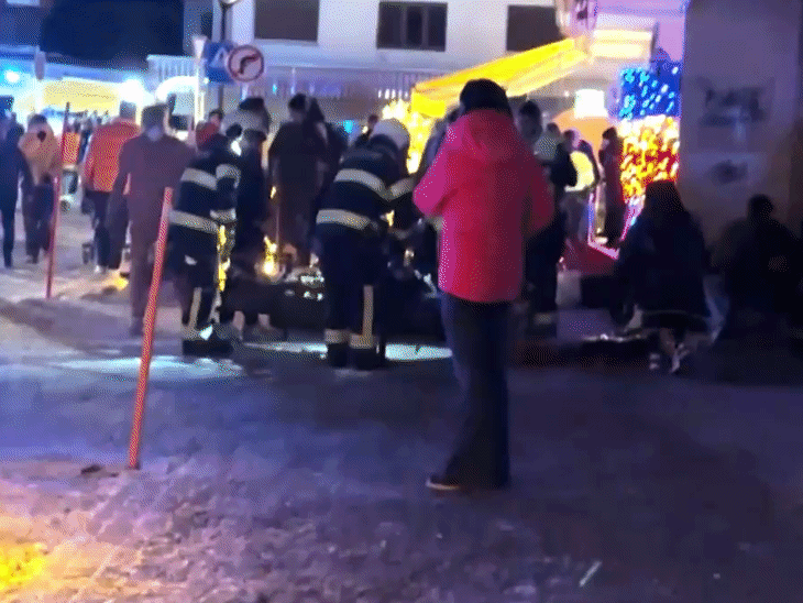 यह तस्वीर हादसे के बाद की है, जब रेस्क्यू टीम घायलों को हॉस्पिटल ले जाने के लिए पहुंची थी।