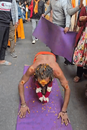 गोशालेश्वर हनुमंत धाम के बृजेश महाराज दंडवत परिक्रमा कर रहे हैं। उन्होंने पिछले साल संकल्प लिया था। 11 महीने में आज उनका व्रत पूरा हो रहा है।