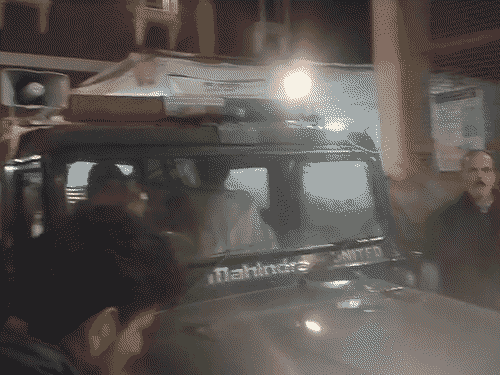 युवक को मेडिकल कराने के लिए अस्पताल ले जाती पुलिस।